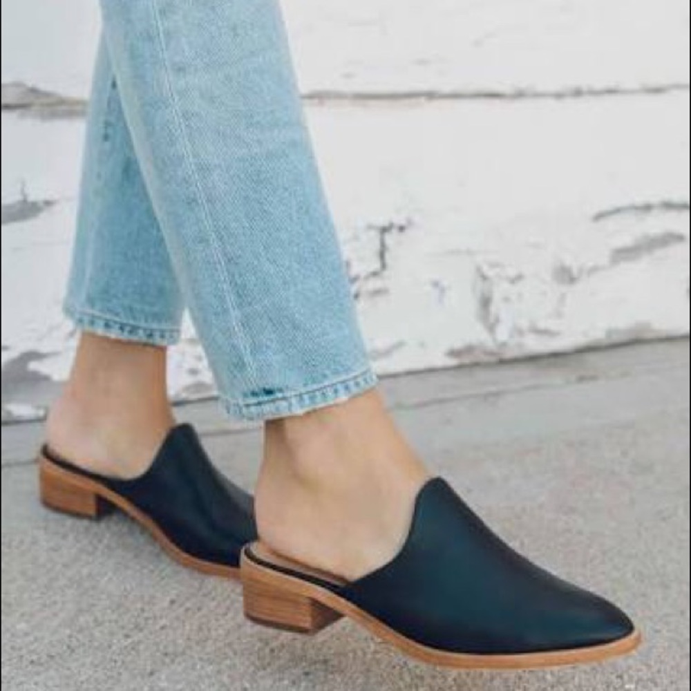 NEW Soludos Venetian Black leather mule